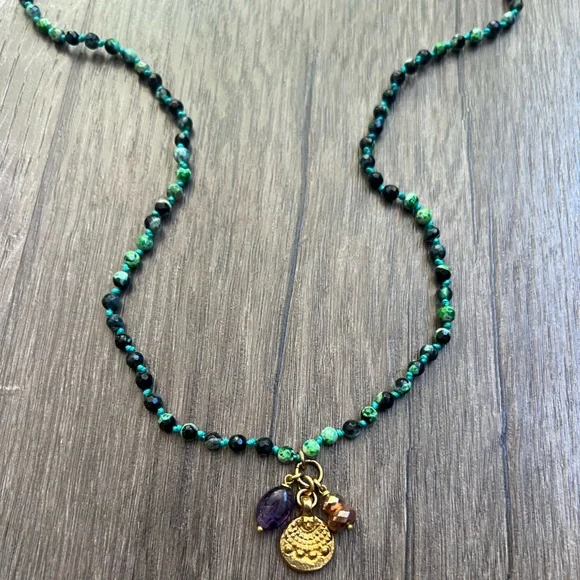 Handmade hand knotted vibrant green agate necklace with charm cluster - Picture 3 of 12